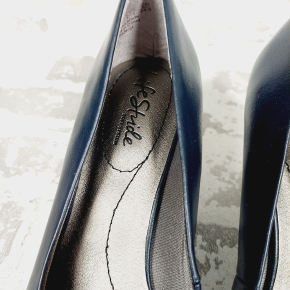 NEW Life Stride Parigi Navy Leather Slip On Heeled Pumps B593 - Picture 8 of 12